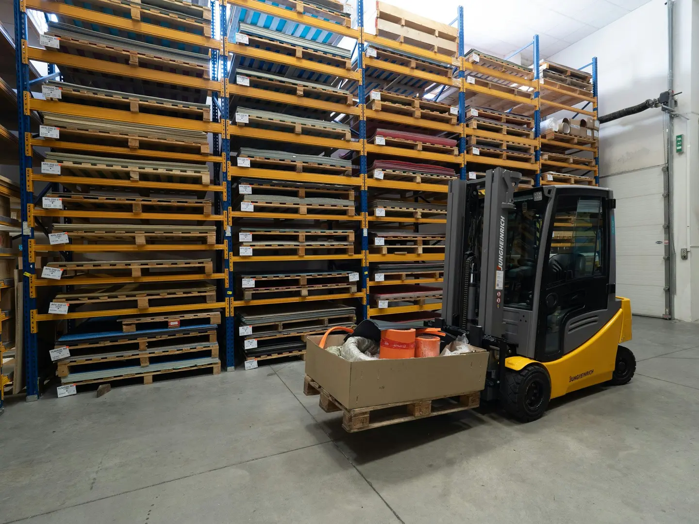 Depoda çalışan sarı bir forklift