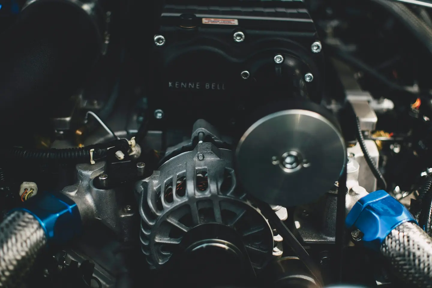 Motor bölmesindeki hortum ve bağlantıların yakın planı