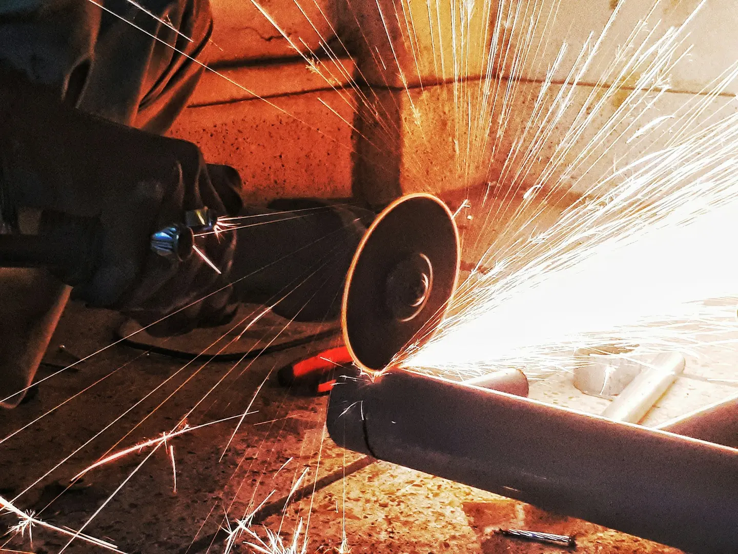 Taşlama sırasında metalden yayılan kıvılcımlar